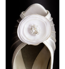 A_107 Flor de raso con perlas y pedrería: broche para zapatos, shoe clip