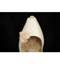 flor de gasa pequeña con piedra blanca central_shoe clip